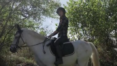 Genç kadın binici beyaz atı ile