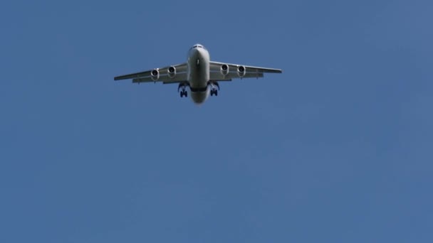 Mavi Gökyüzü Altında Uçan Uçak — Stok video