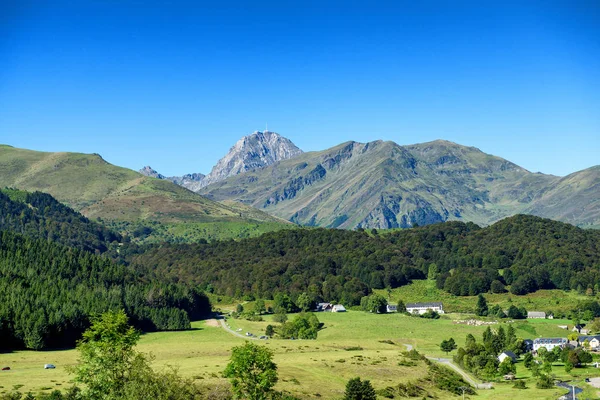 Pic とピレネー山脈の山の風景 バック グラウンドでミディ ビゴール — ストック写真