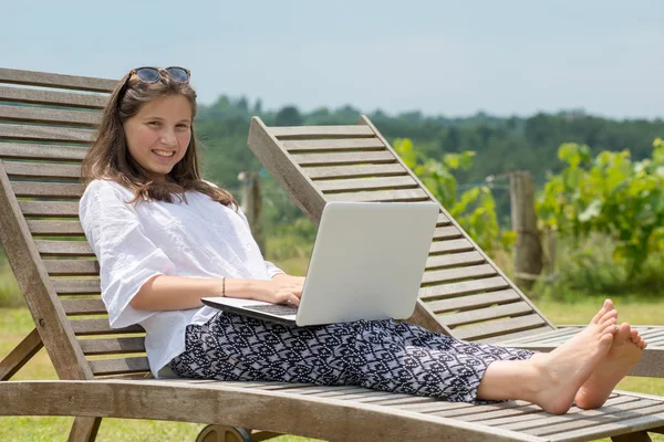 Joven Adolescente Sentado Silla Cubierta Jardín Utilizando Ordenador Portátil —  Fotos de Stock