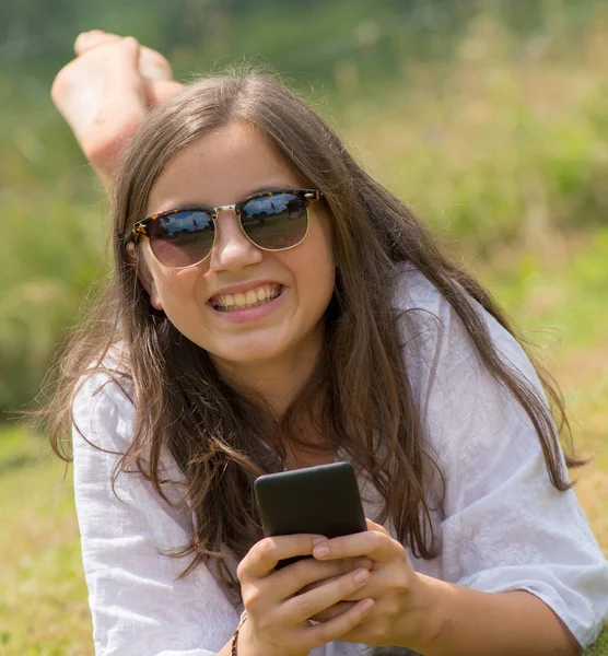 Una Hermosa Joven Con Gafas Sol Está Utilizando Teléfono Inteligente — Foto de Stock