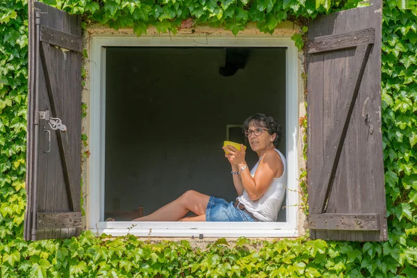 Pencerede Oturuyor Bir Çay Içme Bir Kadın — Stok fotoğraf