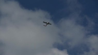 Mavi gökyüzü altında uçan uçak 