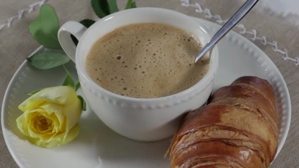 ヨーロッパの朝食コーヒーにミルクとクロワッサン — ストック動画
