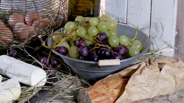 Queijos Franceses Com Cachos Uvas Vermelhas Brancas Sobre Palha — Vídeo de Stock