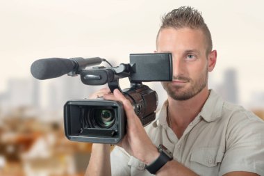 profesyonel video kamera ile yakışıklı bir kameraman 