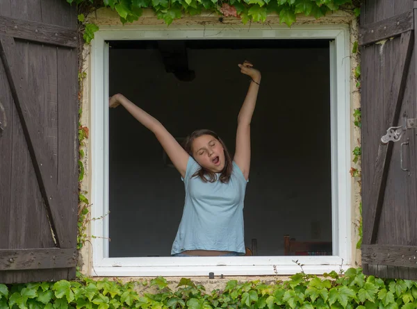 Молода Дівчина Підліток Відкриває Вікно Вранці — стокове фото