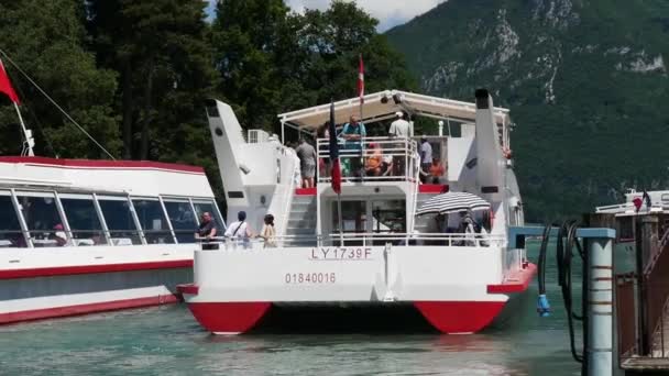 アヌシー フランス クルーズ船 フランスのアヌシー湖の 2018 — ストック動画