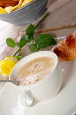 bir Avrupa kahvaltı kahve süt ve kruvasan