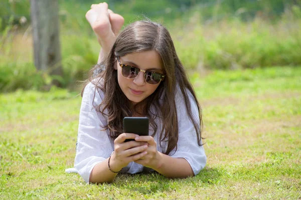 Una Hermosa Joven Con Gafas Sol Está Utilizando Teléfono Inteligente — Foto de Stock