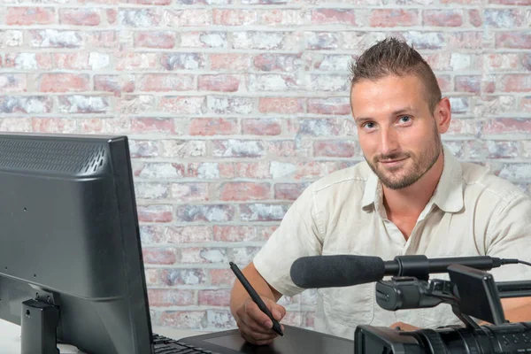 Een Man Video Editor Met Grafisch Tablet Een Professionele Camcorder — Stockfoto