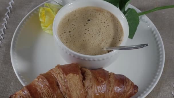 ヨーロッパの朝食コーヒーにミルクとクロワッサン — ストック動画