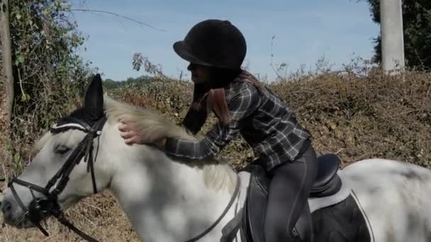 漂亮的年轻女子骑手与白马 — 图库视频影像