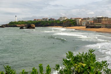 Biarritz Beach bulutlu gökyüzü altında görünümü
