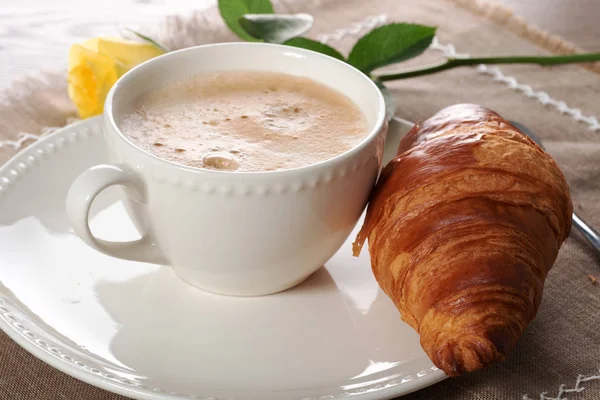 Una Colazione Europea Base Caffè Con Latte Croissant — Foto Stock