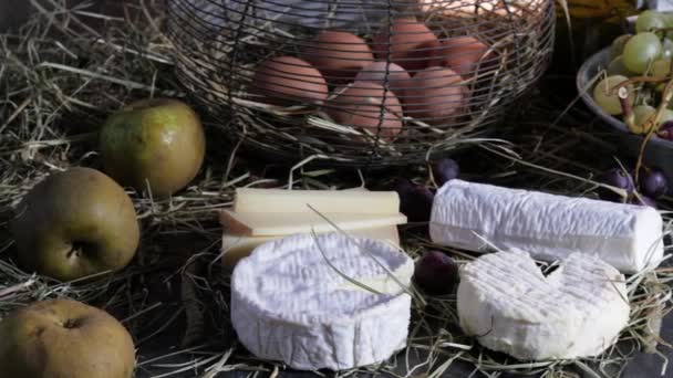 Queijos Franceses Com Cachos Uvas Vermelhas Brancas Sobre Palha — Vídeo de Stock