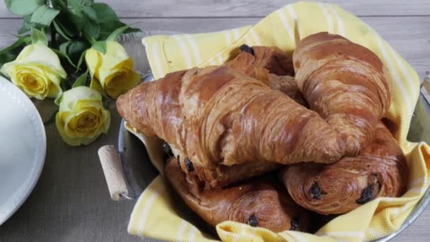 Europeisk Frukost Kaffe Med Mjölk Och Croissanter — Stockvideo