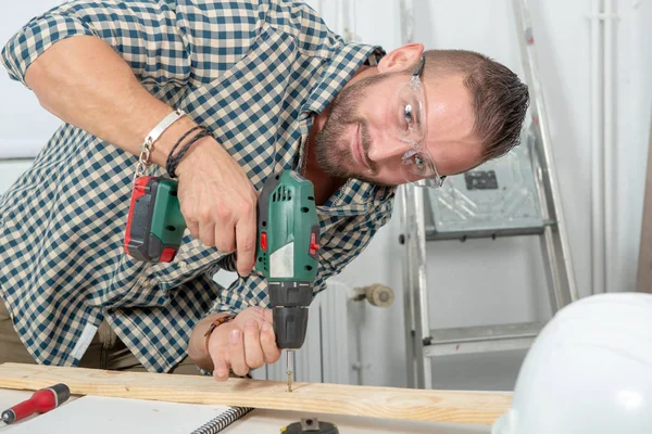 Elektrik Kullanarak Bir Genç Adamdır Matkap Evde Diy — Stok fotoğraf