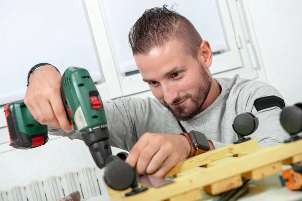 Een Jonge Klusjesman Met Behulp Van Elektrische Boor Diy Thuis — Stockfoto