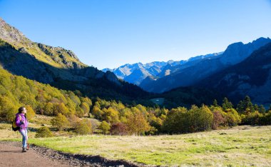 PIC Ossau yakınındaki Pyrenees dağlarda yürüyüş bir kadın uzun yürüyüşe çıkan kimse
