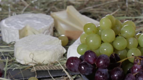 Fromages Français Avec Grappes Raisins Rouges Blancs Sur Paille — Video