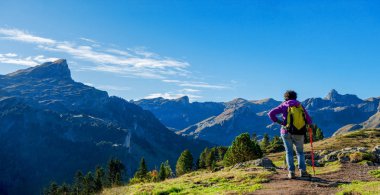 PIC Ossau yakınındaki Pyrenees dağlarda yürüyüş bir kadın uzun yürüyüşe çıkan kimse