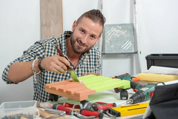 Ung Handyman Målning Liten Möbel Grönt — Stockfoto