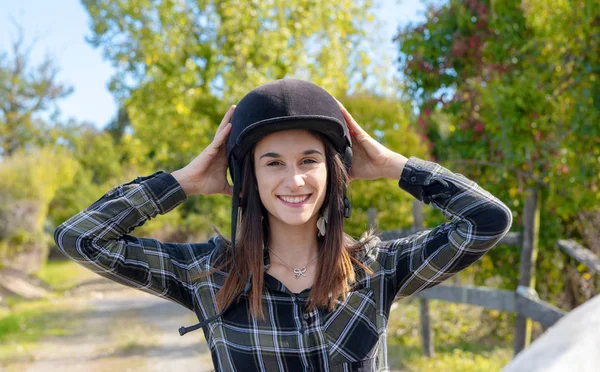 Bir Kask Ile Mutlu Bir Kadın Jokey Portresi — Stok fotoğraf