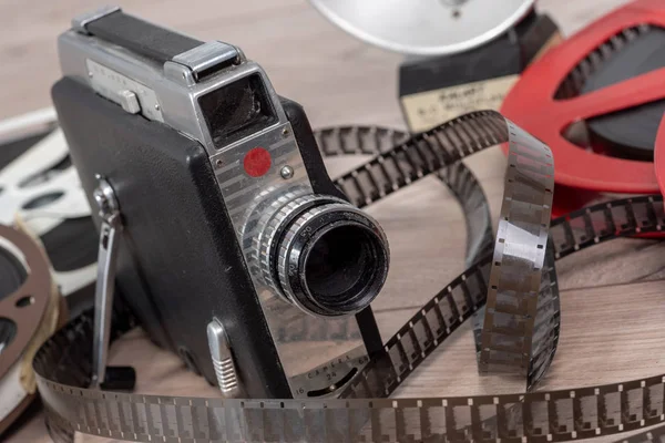 一个老电影相机16Mm 与卷轴电影 — 图库照片