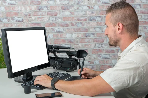 Homem Editor Vídeo Com Tablet Gráfico Câmera Vídeo Profissional — Fotografia de Stock