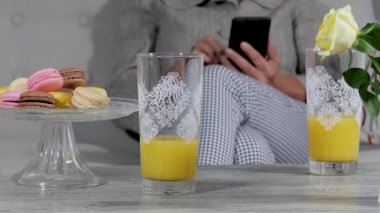 kadın manifatura kanepenin içinde bir akıllı telefon ile