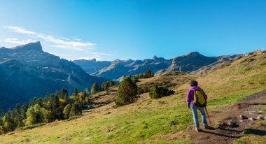 PIC Ossau yakınındaki Pyrenees dağlarda yürüyüş bir kadın uzun yürüyüşe çıkan kimse