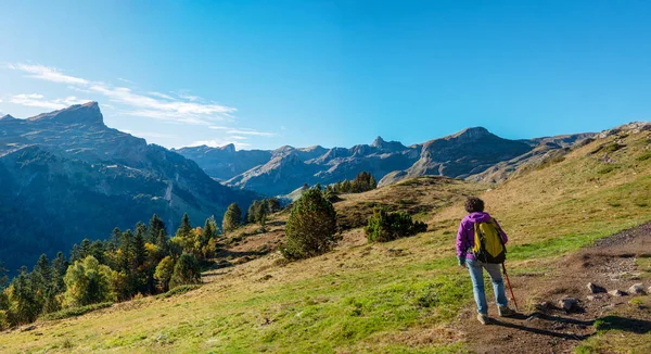 Pic Ossau 近くピレネー山脈を歩いて女性ハイカー — ストック写真