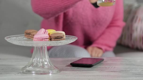 Mujer Bebiendo Jugo Naranja Comiendo Macarrón — Vídeo de stock