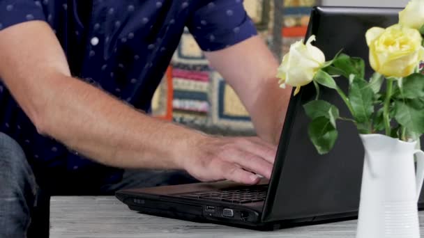 Volwassen Man Met Een Laptop Close Van Handen — Stockvideo