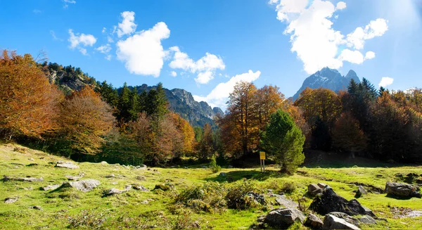 Zobacz Pic Midi Ossau Francja Pyrenees Jesienią — Zdjęcie stockowe