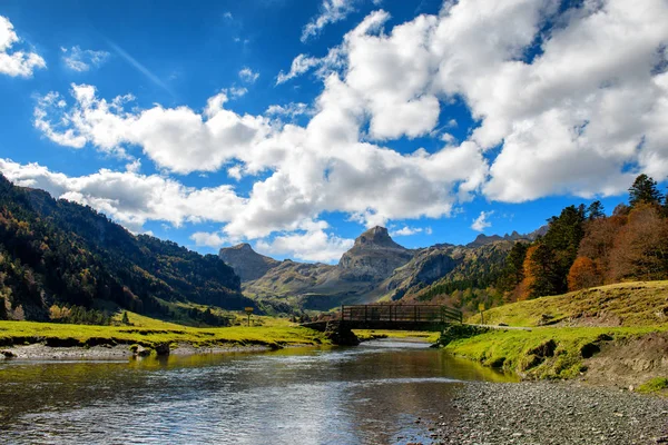Ein Blick Auf Pyrenäen Berge Mit Kleinem Fluss Der Nähe — Stockfoto