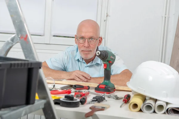 Manitas Hombre Maduro Con Una Camisa Azul Diy Casa — Foto de Stock