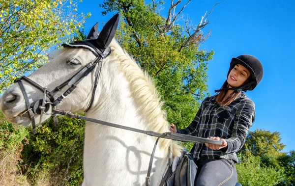 Jonge Vrouw Rijden Van Een Wit Paard — Stockfoto
