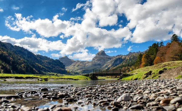 Ein Blick Auf Pyrenäen Berge Mit Kleinem Fluss Der Nähe — Stockfoto