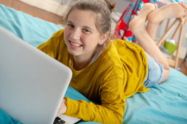 Una Adolescente Acostada Cama Usando Portátil — Foto de Stock