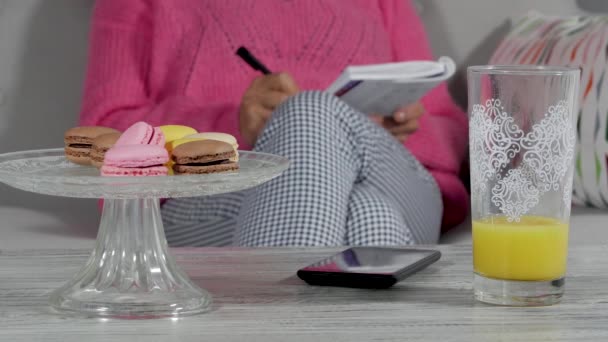 Mujer Sentada Sofá Casa Relajándose Haciendo Crucigramas Fuera Foco — Vídeo de stock