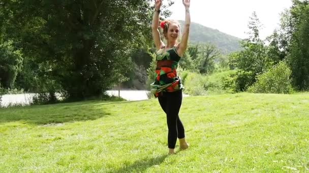 草の曲芸を行う女性 — ストック動画