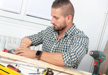 Genç tamirci evde çalışan bir portresi