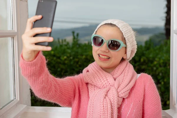 Una Adolescente Con Suéter Rosa Haciendo Selfie — Foto de Stock
