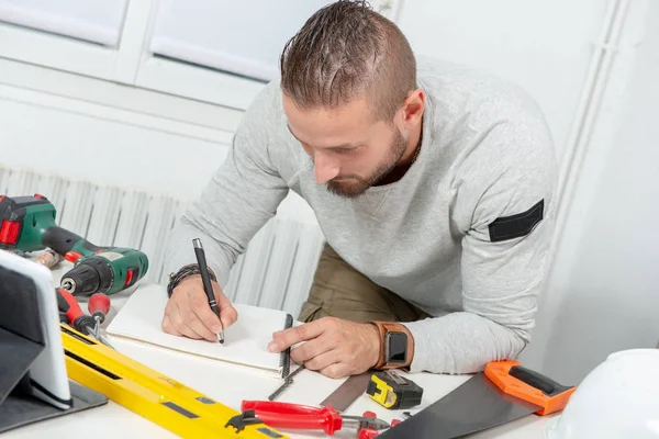 Porträt Eines Jungen Handwerker Der Hause Arbeitet — Stockfoto