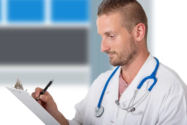 Een Jonge Dokter Schrijven Een Klembord — Stockfoto