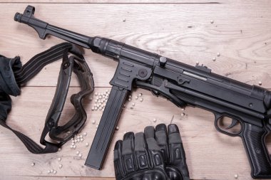 Hava yumuşak tabancasıyla koruyucu gözlük ve çok kurşun