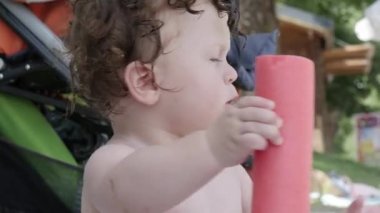 küçük çocuk bebek arabası içinde oturan