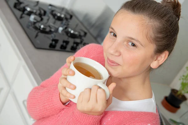 Rano Nastoletnie Dziewczyny Jest Picie Herbaty Misce — Zdjęcie stockowe